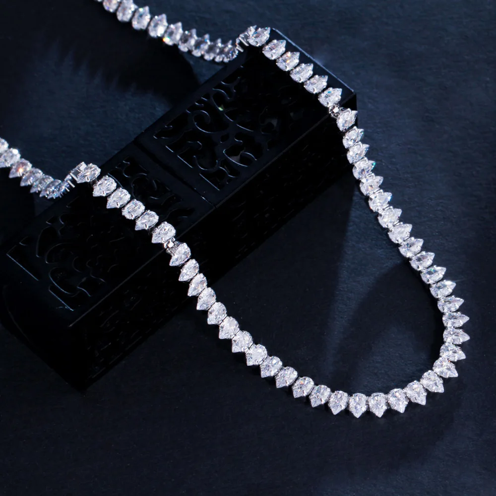 Серьги-гвоздики в виде капли воды из белого и золотого фианита | Украшения