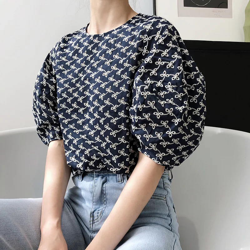 Женская футболка с вышивкой крючком хлопковая свободная круглым вырезом и