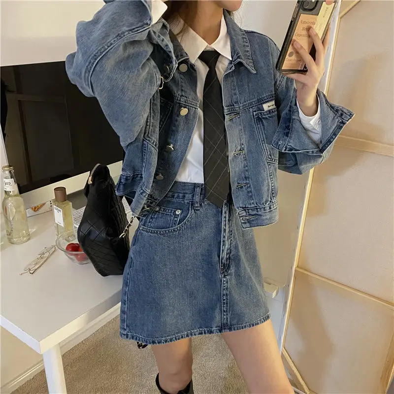 Женский костюм из двух предметов джинсовая куртка и свободная короткая юбка в