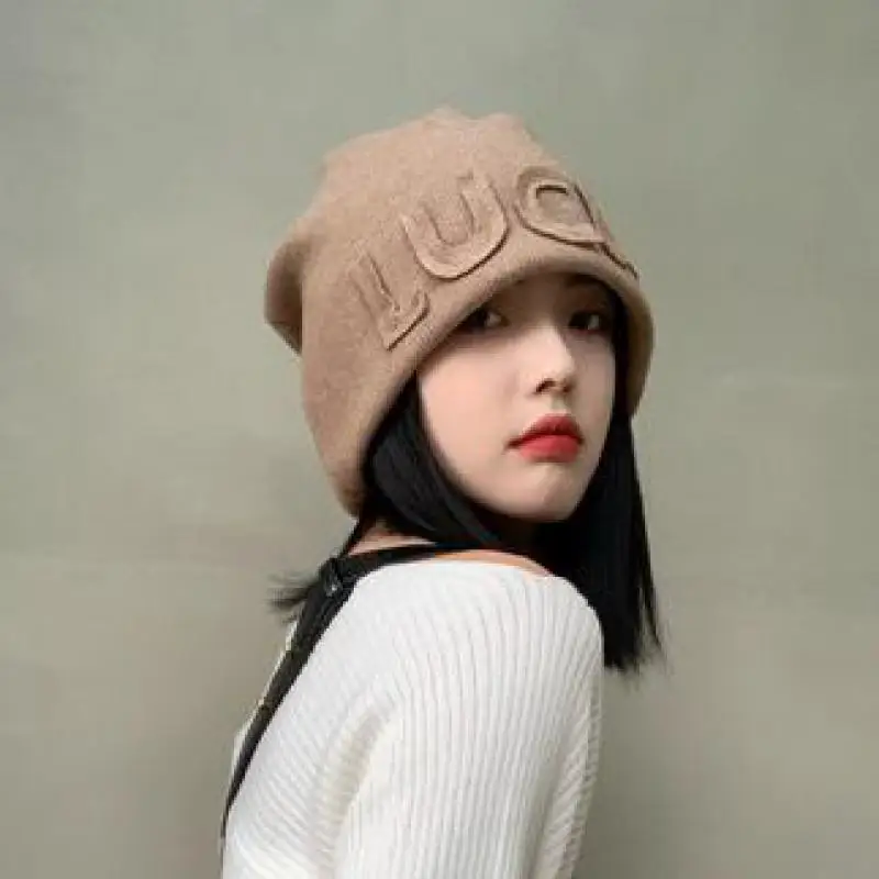 

Женская трикотажная Шапка-бини с защитой ушей и надписью