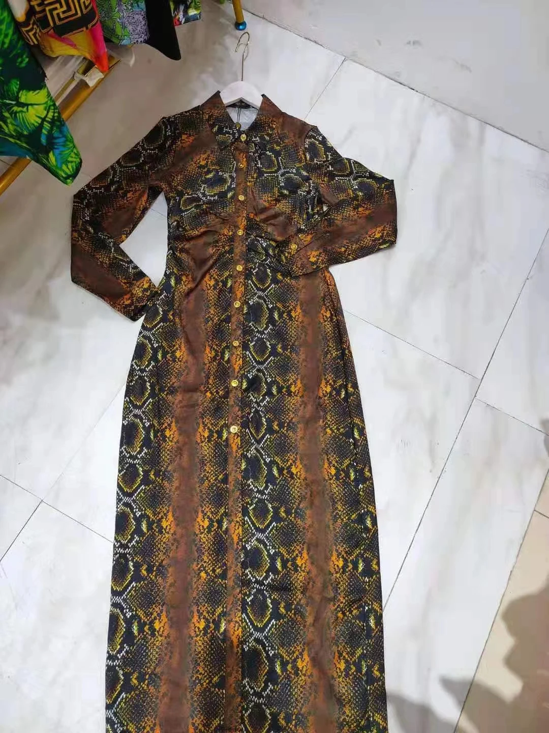 

Hoge Kwaliteit Early Spring Vrouwen Nieuwe Single-Breasted Gold Button Slangenprint Temperament Taille Lange Mouw Jurk