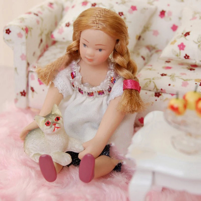 Фото 1/12 миниатюрная фарфоровая модель куклы для кукольного домика белая футболка и
