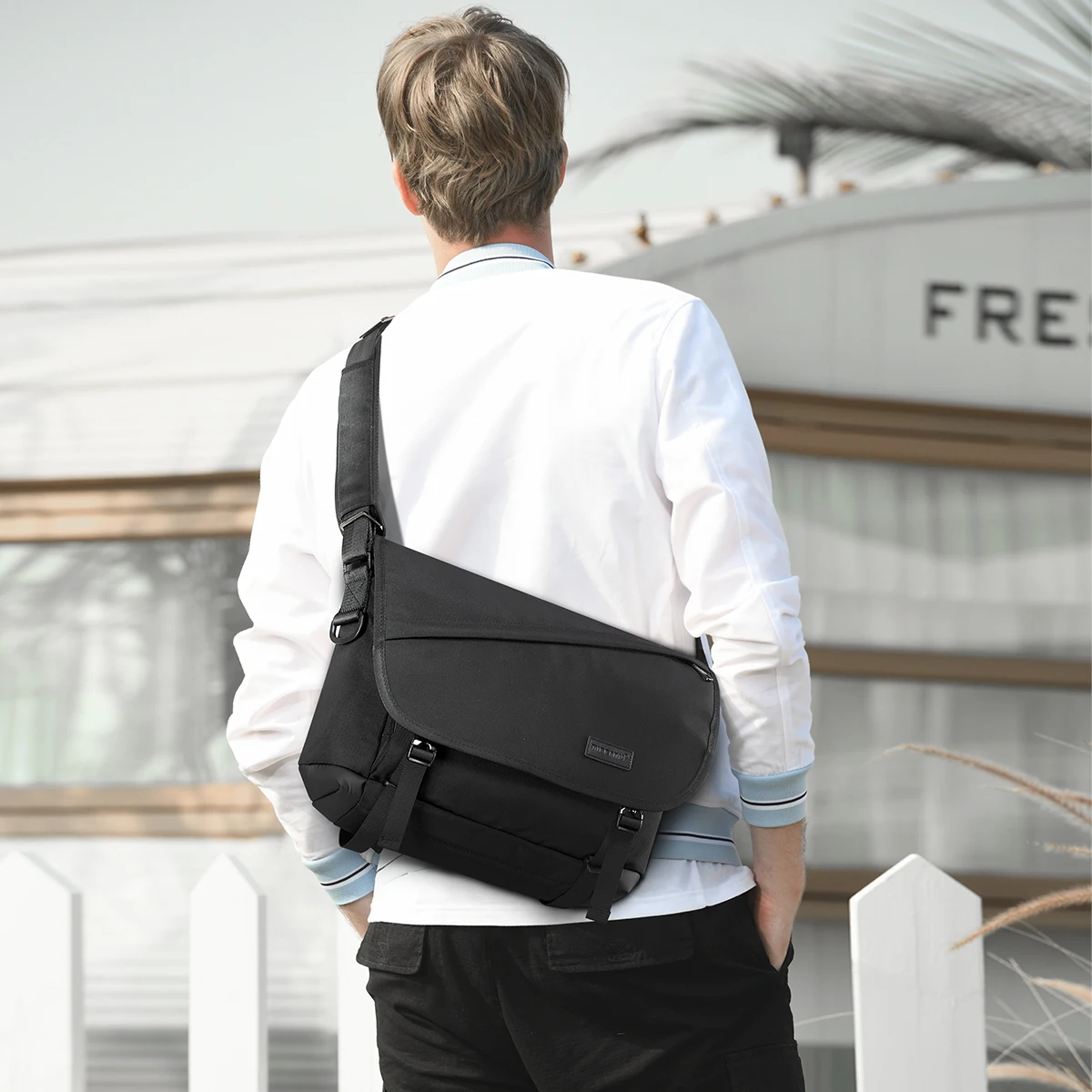 

Tigernu 2021 New Fashion Men 9.5L Shoulder Bag Light Weight Designer Messenger Bags For Men Large Capacity Casual Sling Bag Male