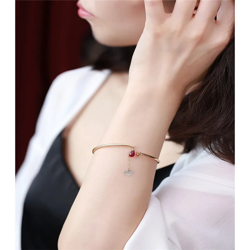 

Daimi Plain Surface Water Drop Ruby Bracelet Female Gemstones Genuine 14k Gold Injection Elastic Bracelet Gift Customization