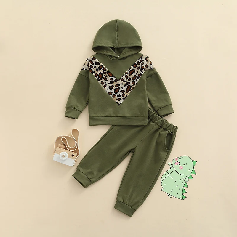 

Повседневный комплект одежды для мальчиков, детский топ с длинным рукавом и капюшоном с леопардовым принтом, однотонные брюки, комплект из 2...