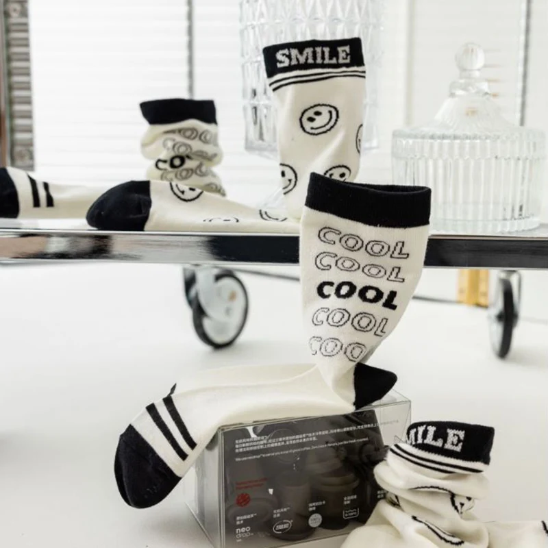 

Funny Socks Woman Korean Style Black White 2022 New Street Fashion Happy Smiley Face Socks Cotton Cool Breathable 2 Pair Lot Set