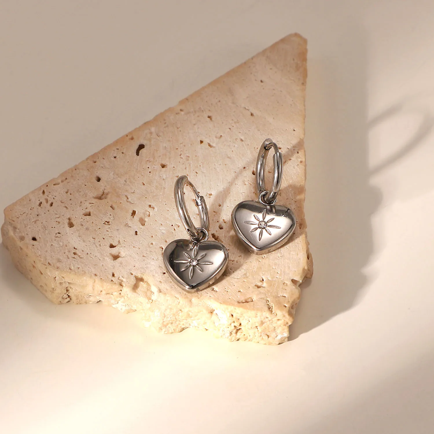 Недорогие серьги-кольца из нержавеющей стали с фианитом 18-каратного золота