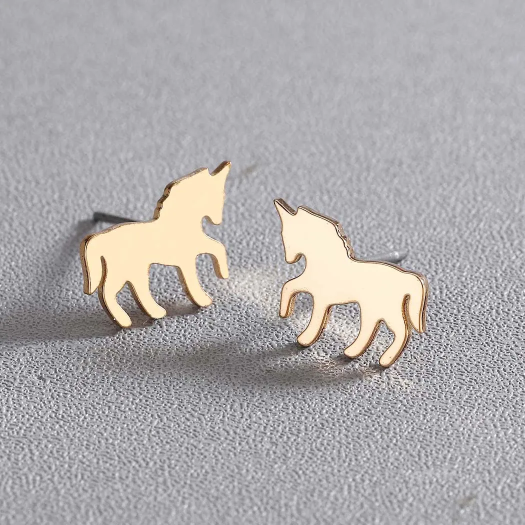 Серьги-гвоздики Kinitial золотистого цвета с изображением сказочного единорога для