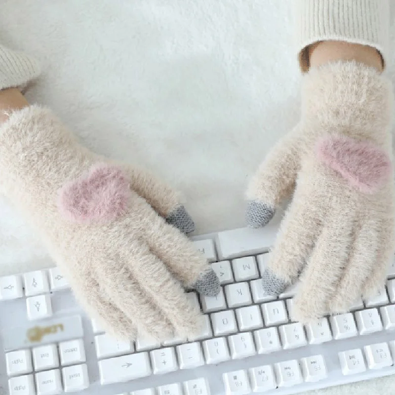 Зимние плюшевые вязаные перчатки с сердечками спортивные мягкие теплые варежки