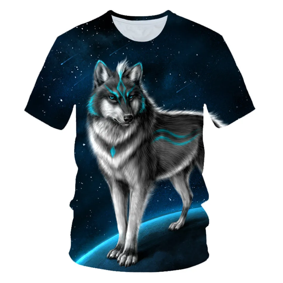 Wolf punk. Волк на голубой футболках. Голубая футболка с волком и моднеей. Стильный волк. Голубая футболка с волком и моднеей и луной.