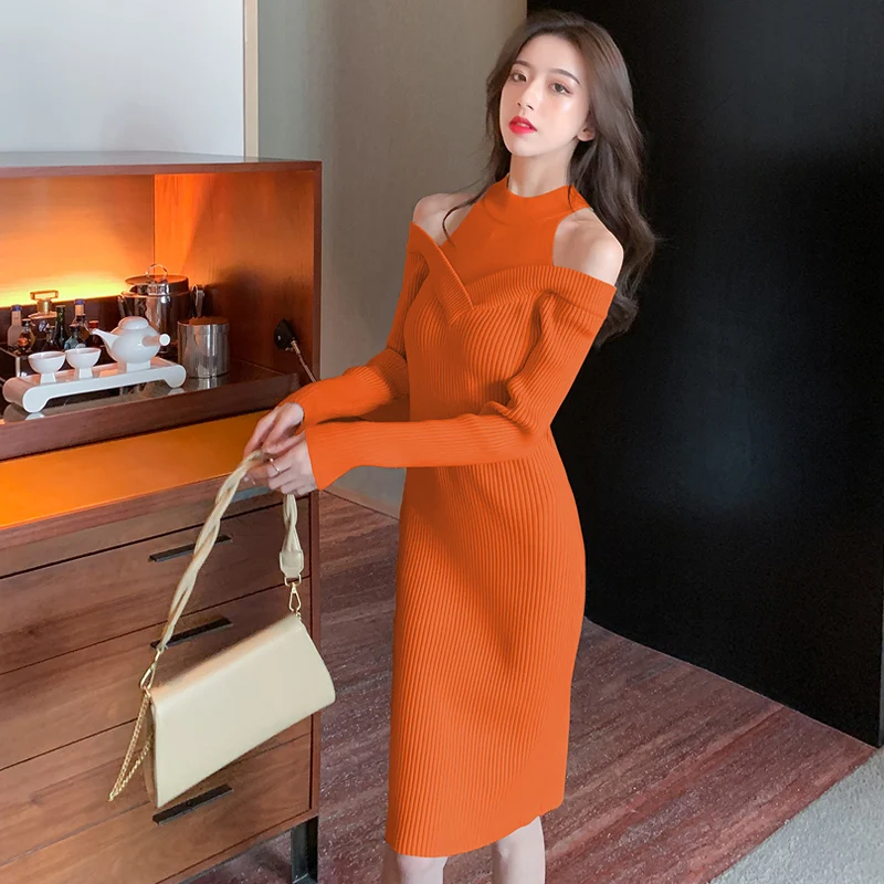 

Женское трикотажное мини-платье с открытыми плечами и длинным рукавом