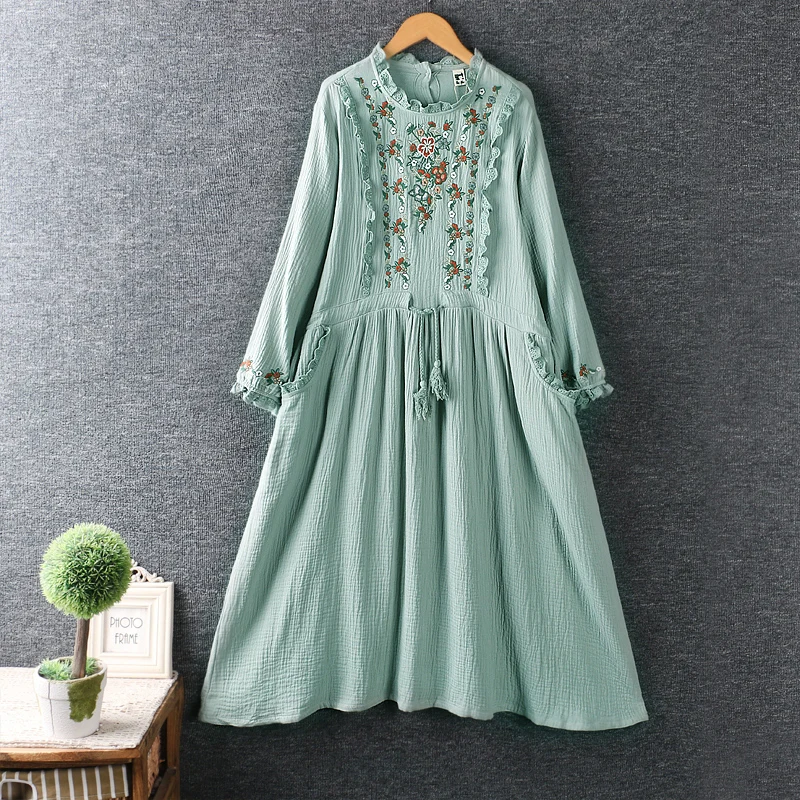 

Autumn Dress Women 2021 Embroidery Flower Long Sleeve Double Pockets Sweet Loose Waist Midi Dress ht2131