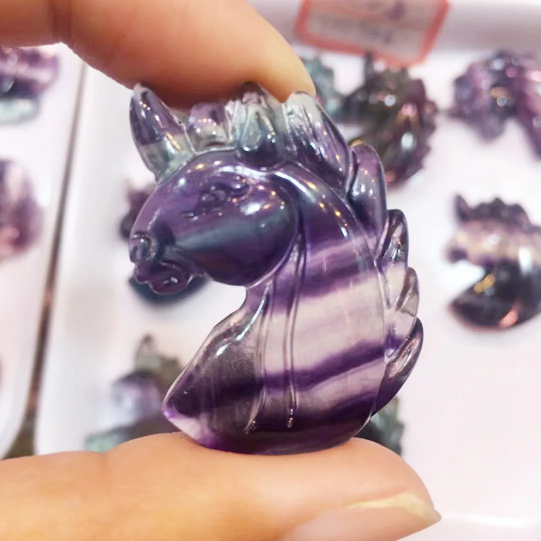 Натуральный кристалл флюорит орнамент с единорогами кварцевая минеральная