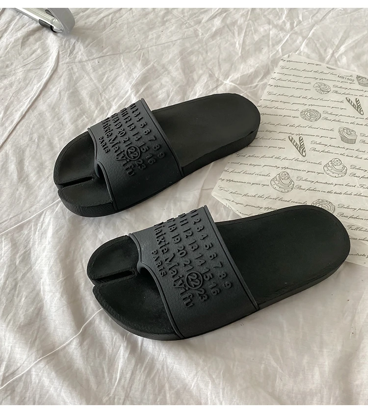 

Luxury brand beach shoes Men and women slippers outdoor non-slip shoes summer sandals and slippers quality Split toe shoes