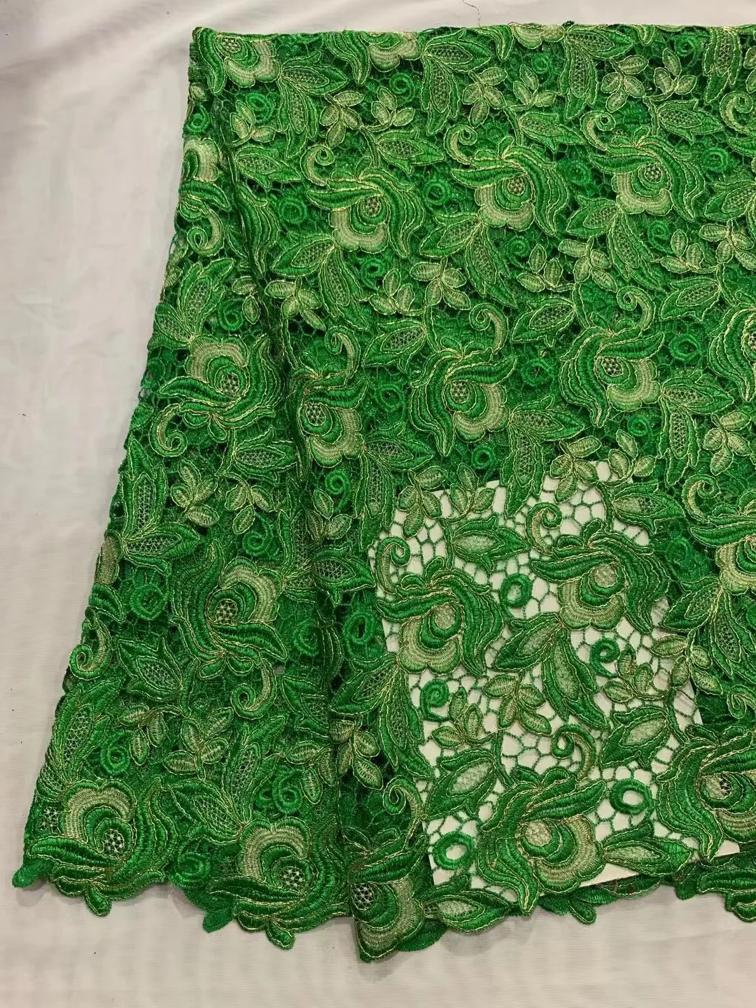 

(5 ярдов/шт.) Высококачественная зеленая африканская кружевная ткань из шнура, новейшая кружевная ткань из гипюра с великолепной золотой выш...