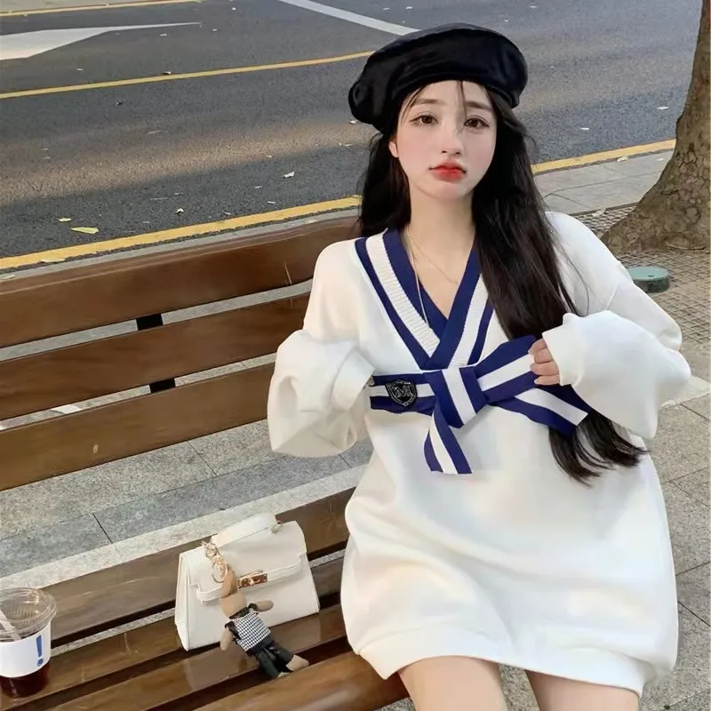 

Женский свитшот в стиле преппи с V-образным вырезом и бантом