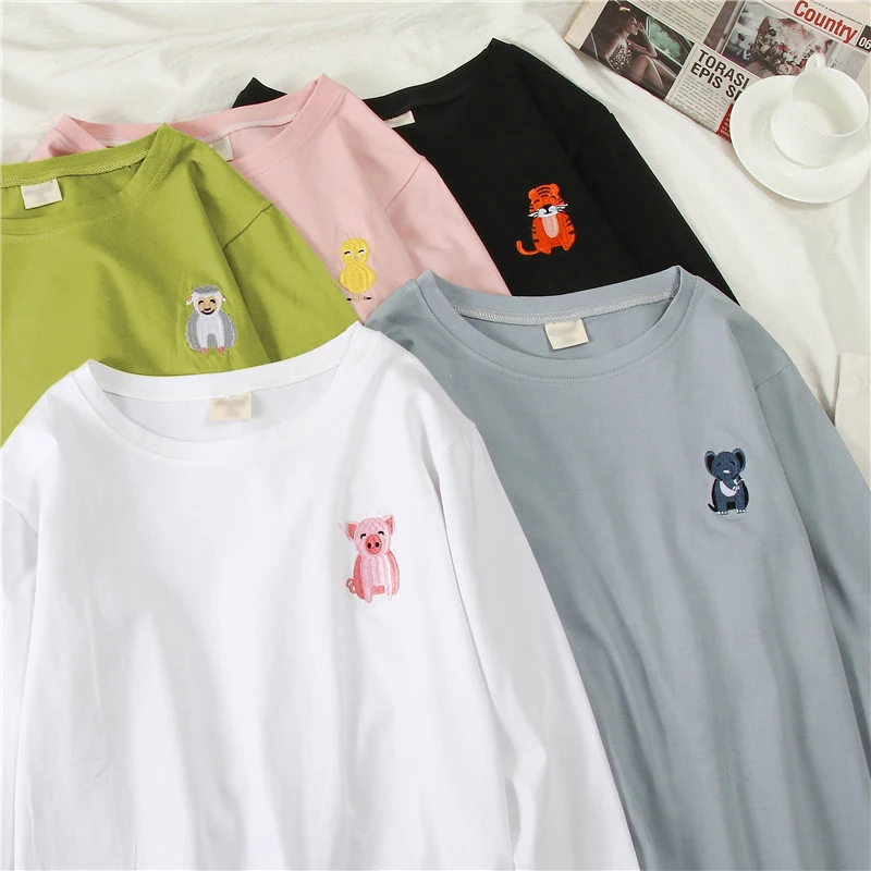 Веселое Harajuku с персонажами из мультфильмов футболка с вышивкой летние шорты с длинными рукавами Повседневные свободные футболки в Корейском стиле для девочек; корейский Для женщин футболки черного и белого цвета Топ