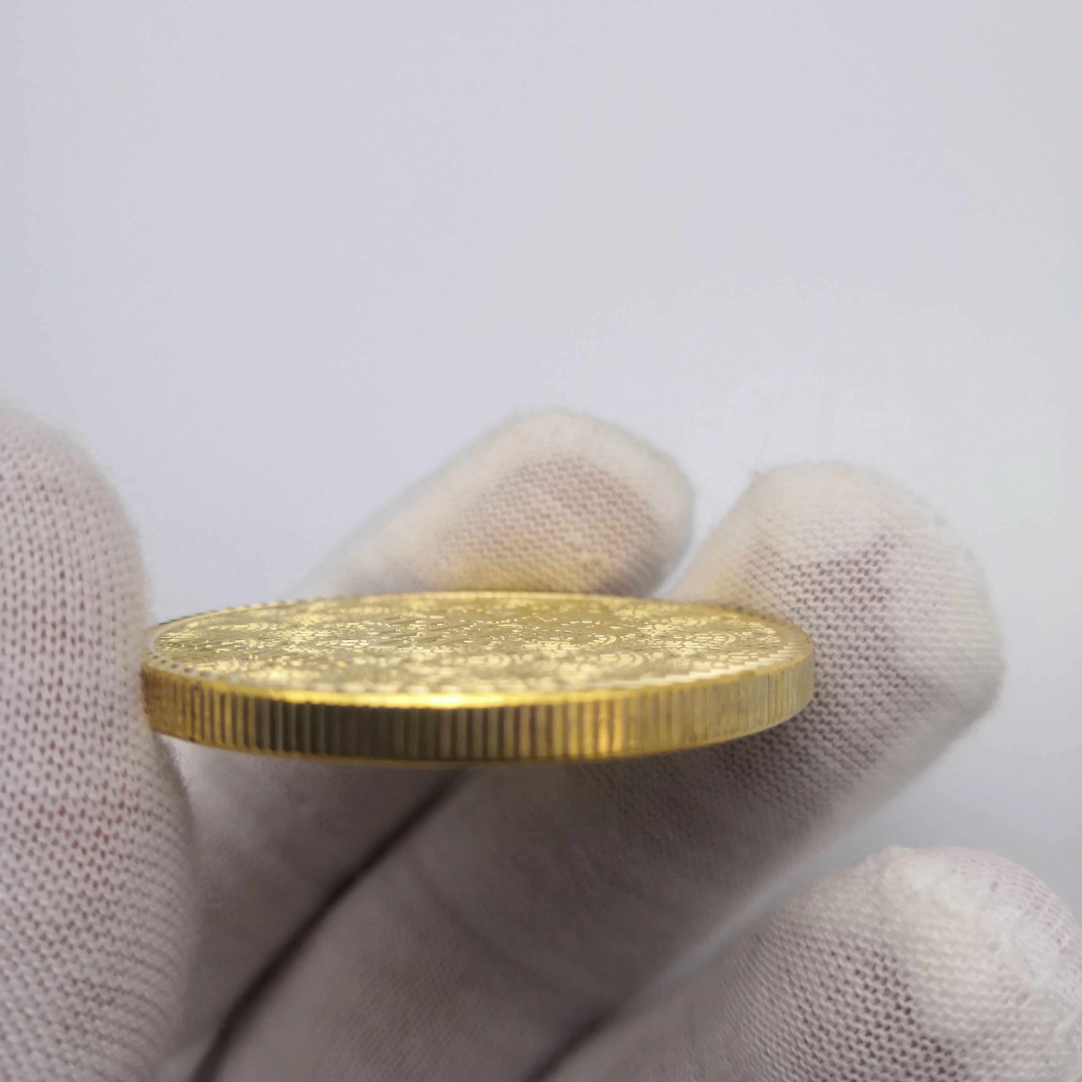 Коллекция серебряных и золотых сувенирных металлических монет в Саудовской