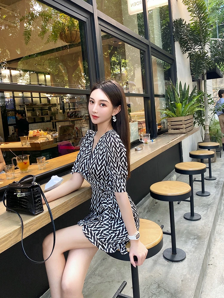 

is slim and slim, pleated and ruffled dress with thin belt, commuting fashion and short skirt with buttocks