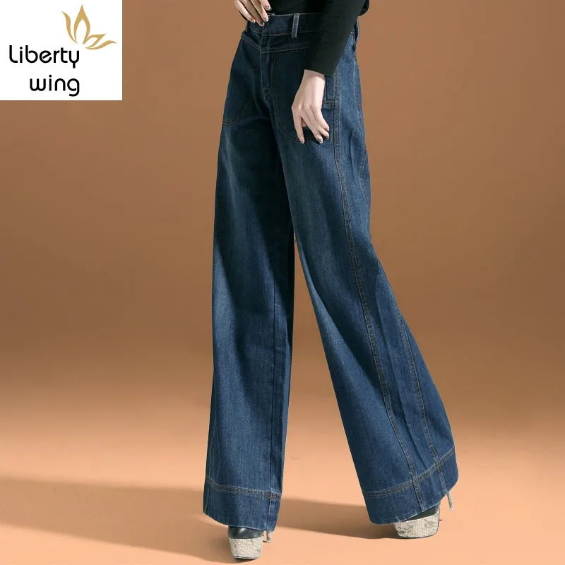Как называются джинсы широкие от бедра. Джинсы wide Leg High Waist. Брюки женские широкие от бедра. Джинсы от бедра широкие. Джинсовые брюки женские широкие.