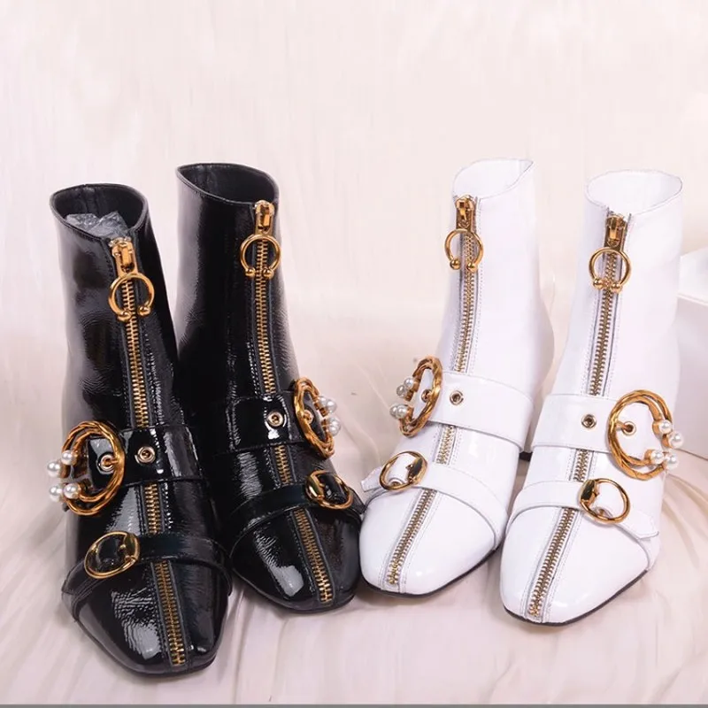 

Женские ботильоны OLOMLB, с квадратным носком, с застежкой-молнией, жемчугом, круглым металлическим декором, на квадратном каблуке, кожаная обу...