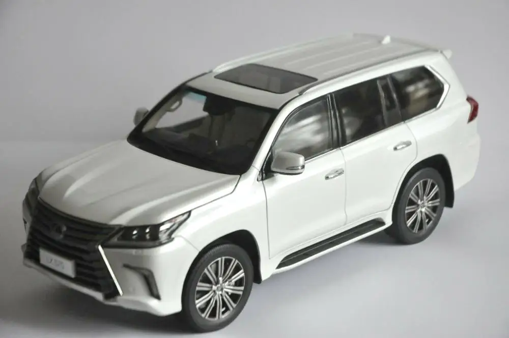 

1:18 Diecast Model for Lexus LX570 2019 Whtie SUV Alloy Toy Car Miniature Collection Gifts Hot Selling LX 570