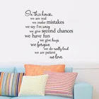 В этом доме мы реальный Дом наклейка семья виниловые настенные наклейки с цитатами Надписи слова гостиной Декор