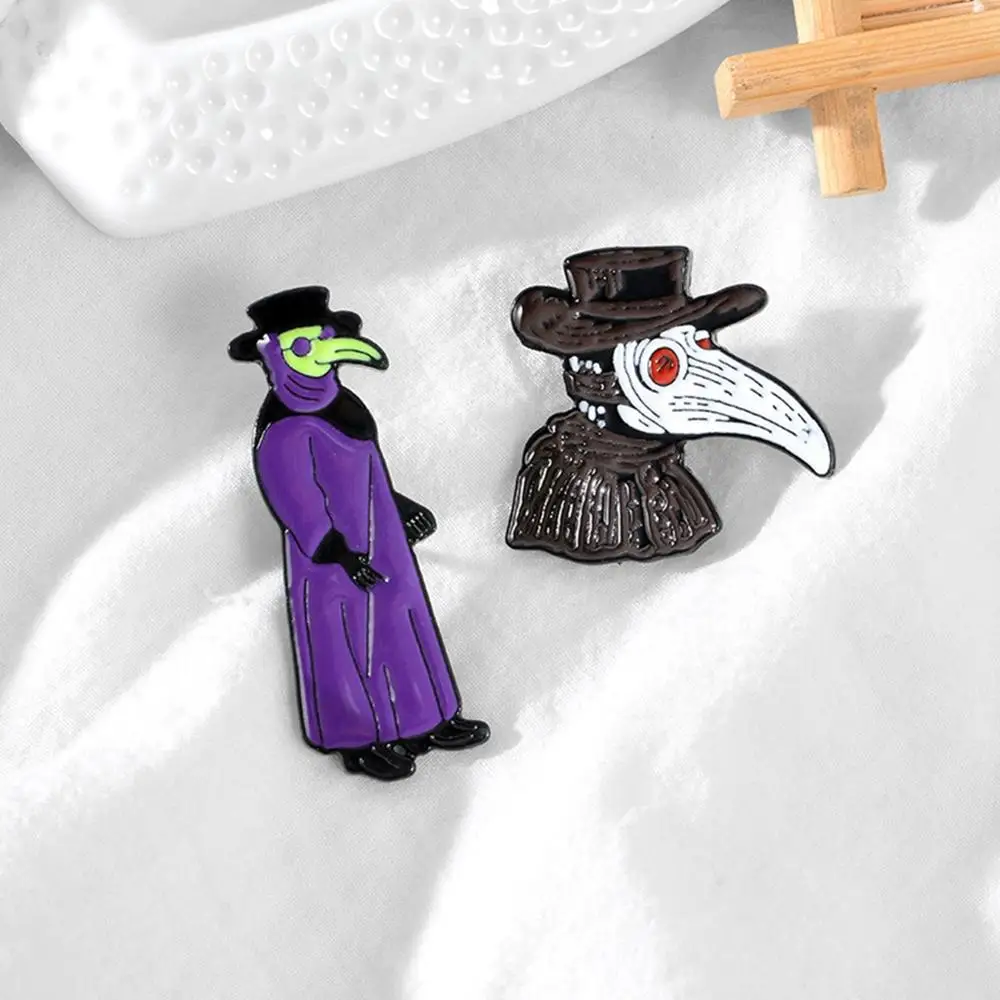 Брошь из металлического сплава с изображением Чумного доктора вороны эмалевые