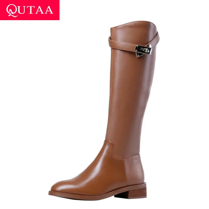 QUTAA/ г. Сапоги до колена из коровьей кожи с металлическим украшением зимняя повседневная женская обувь с круглым носком на низком квадратном каблуке размер 34-39