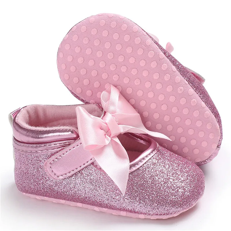Кроссовки с бантом и сердечками для маленьких девочек |