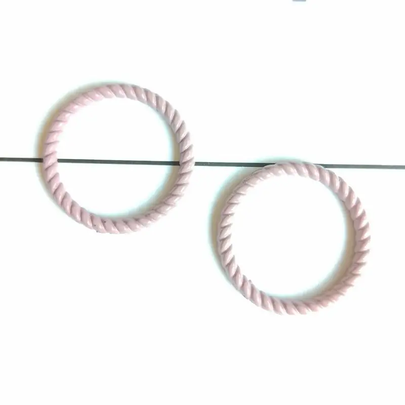 Простые и свежие разноцветные кольца на спирали в японском южнокорейском стиле