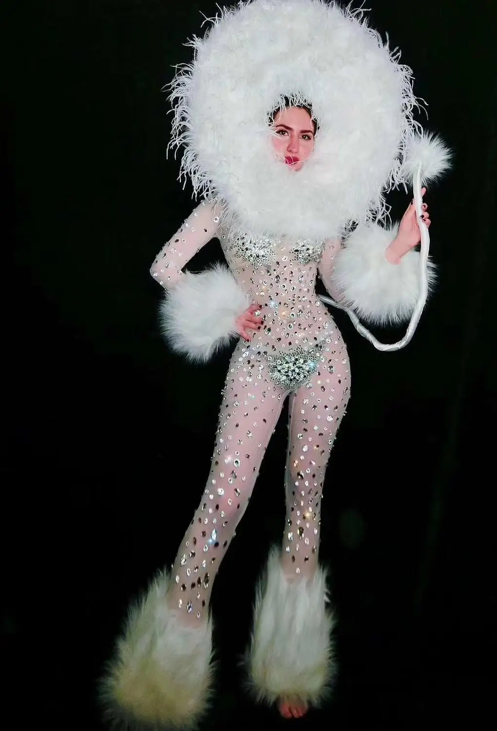 Женский прозрачный комбинезон с большими серебряными камнями и перьями |