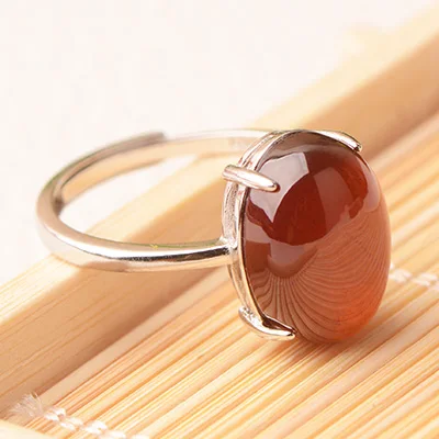 Женское кольцо с натуральным гранатом из серебра 925 пробы регулируемым