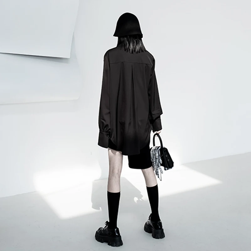 

[EAM] Women White Bright Sllk Buckle Big Size Blouse New Lapel Long Sleeve Loose Fit Shirt Fashion Spring Autumn 2021 1DD5554