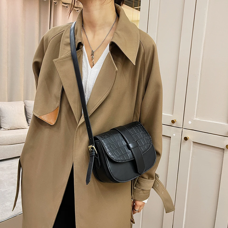 

Женская сумка на одно плечо из искусственной крокодиловой кожи. Однотонная сумка. Универсальная новинка. В осени нового года