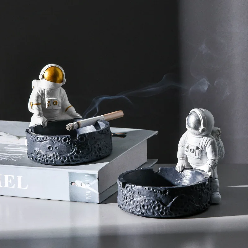 

Light Luxury Fashion Astronaut Ashtray Creative Personality Trend Home Living Room Office Astronaut Decorative Resin Ornaments