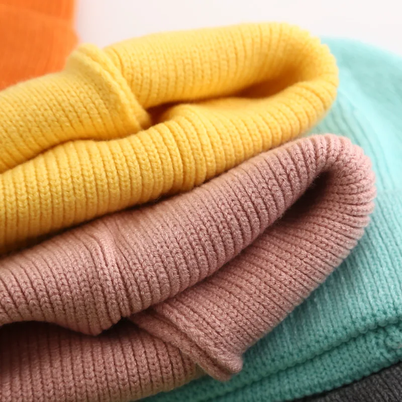 Шапка вязаная детская осенне-зимняя однотонная с вышитыми улыбками | Детская