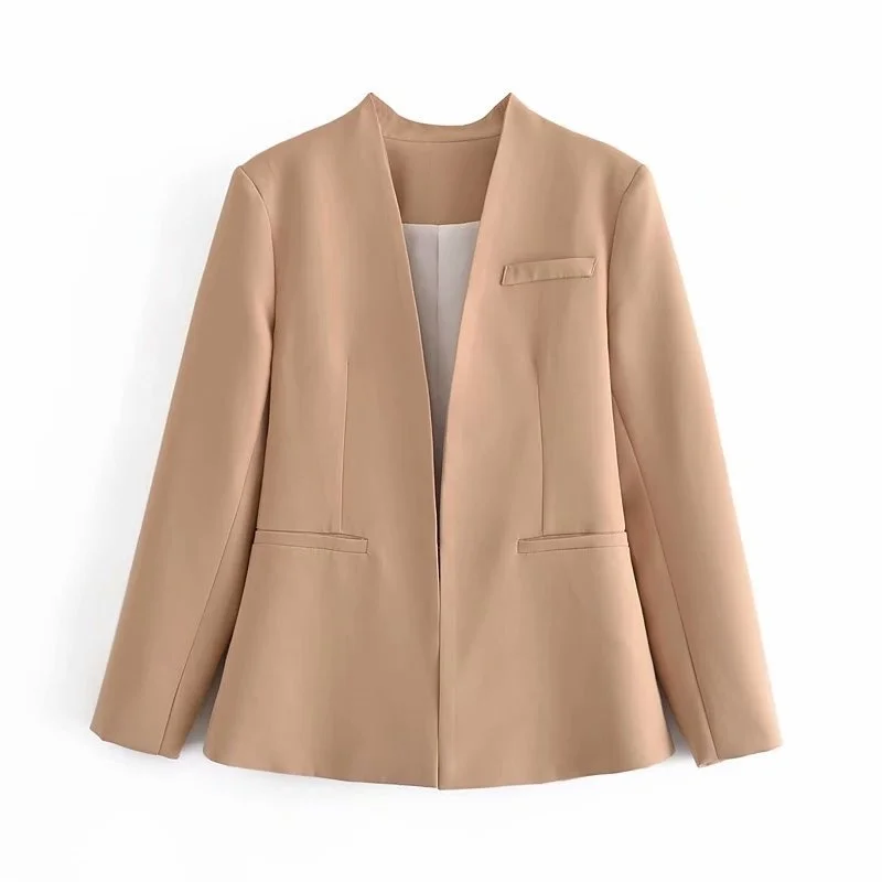 

Fashionable color suit in spring and summer