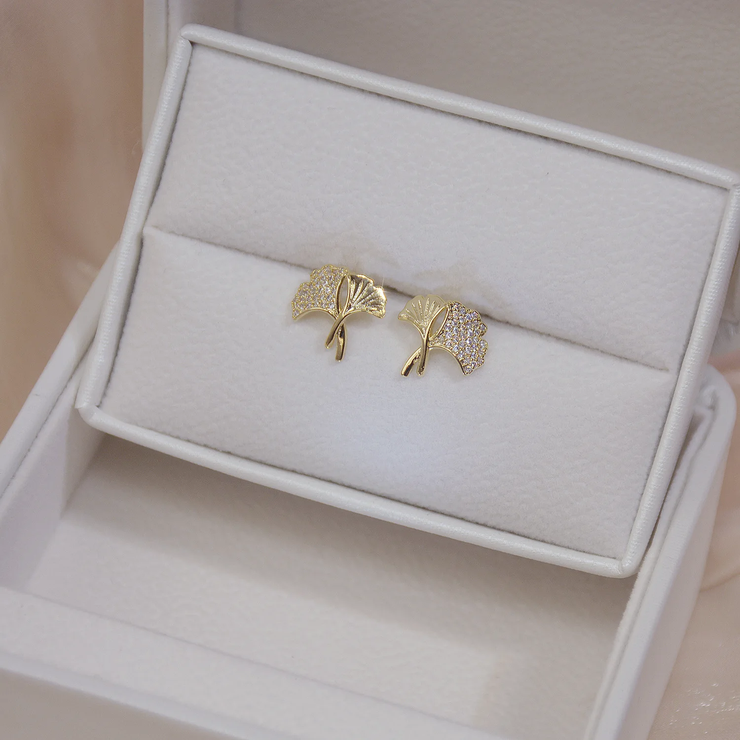 

Ins Hot Sale 14K Gold Plated Jewelry Delicate Leaves Stud Earrings for Women Unique Zircon Earrings