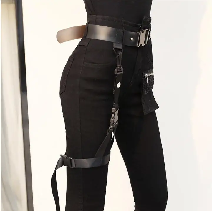 Женские джинсы с высокой талией черные пояс кольцом узкие в стиле панк уличные