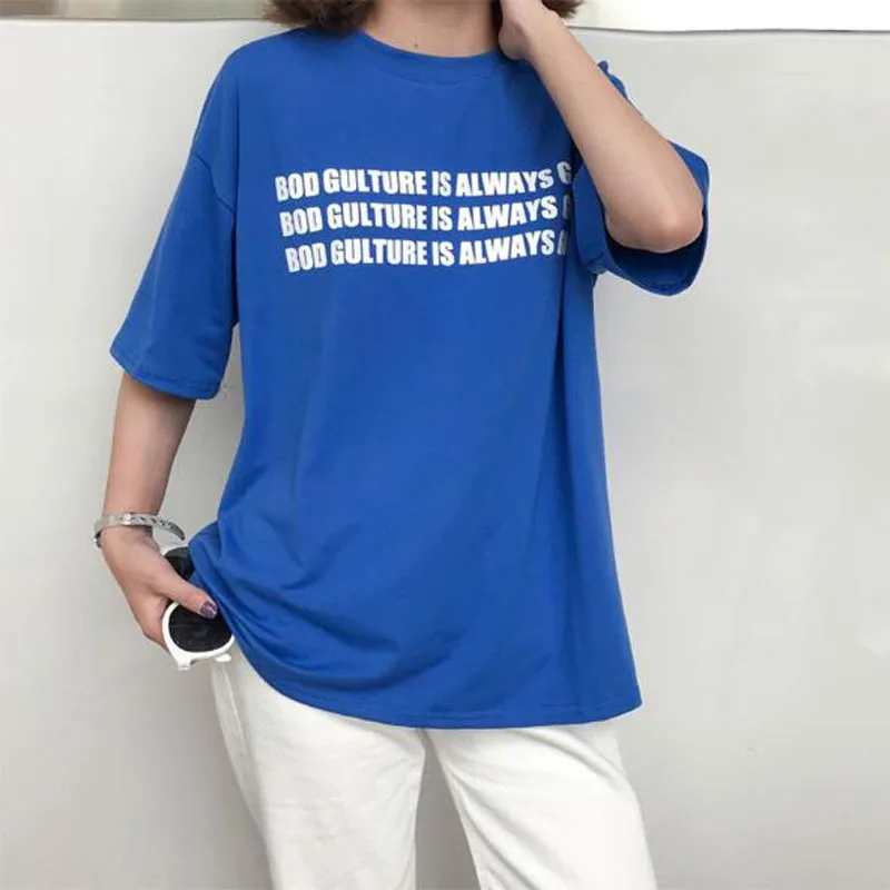 

Женская футболка с коротким рукавом, круглым вырезом и буквенным принтом