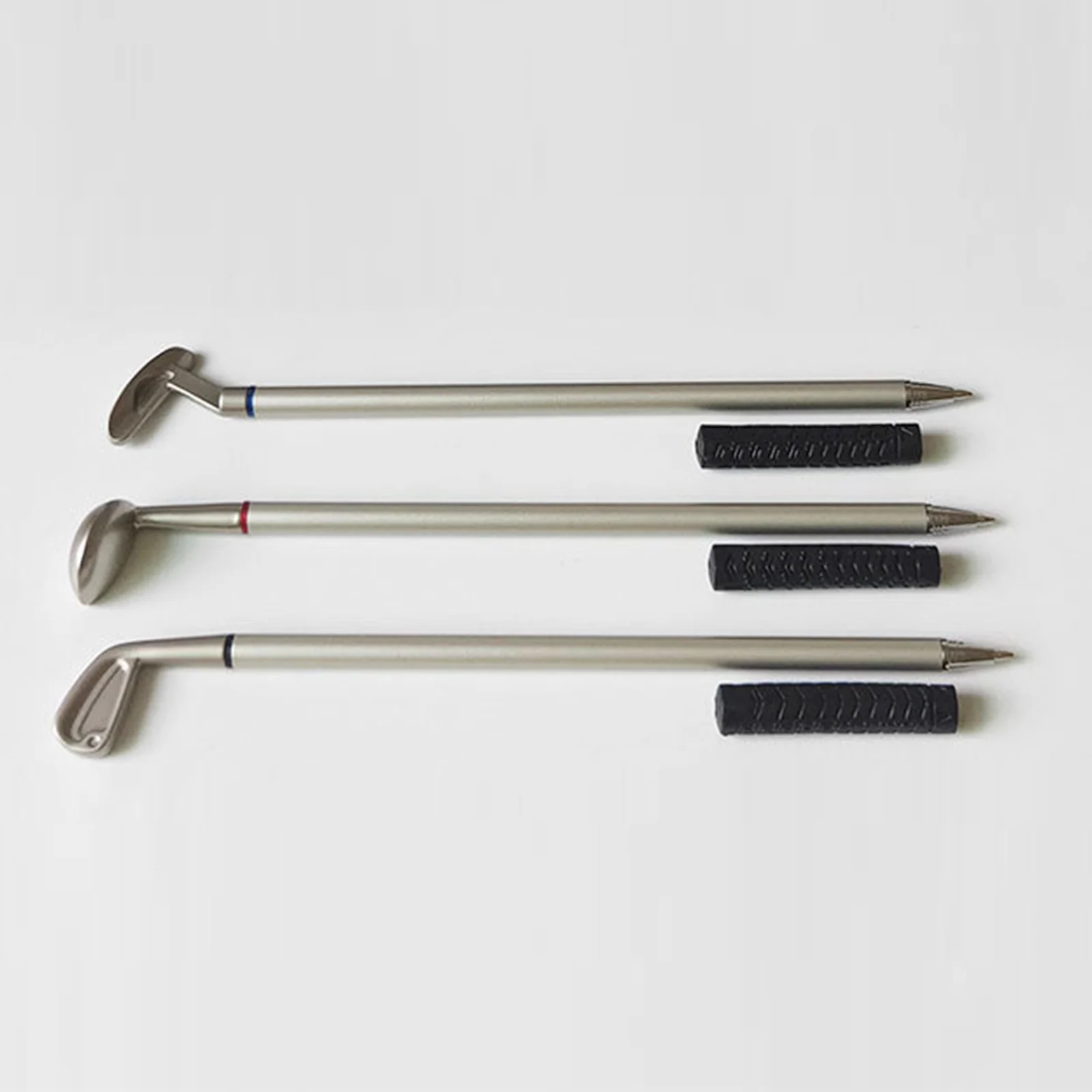 

Golf Club Pen Set Desktop Sports Game Set Mini Golf Course Putter, Suitable For Home Office Entertainment 3 Golf Clubs And Flags