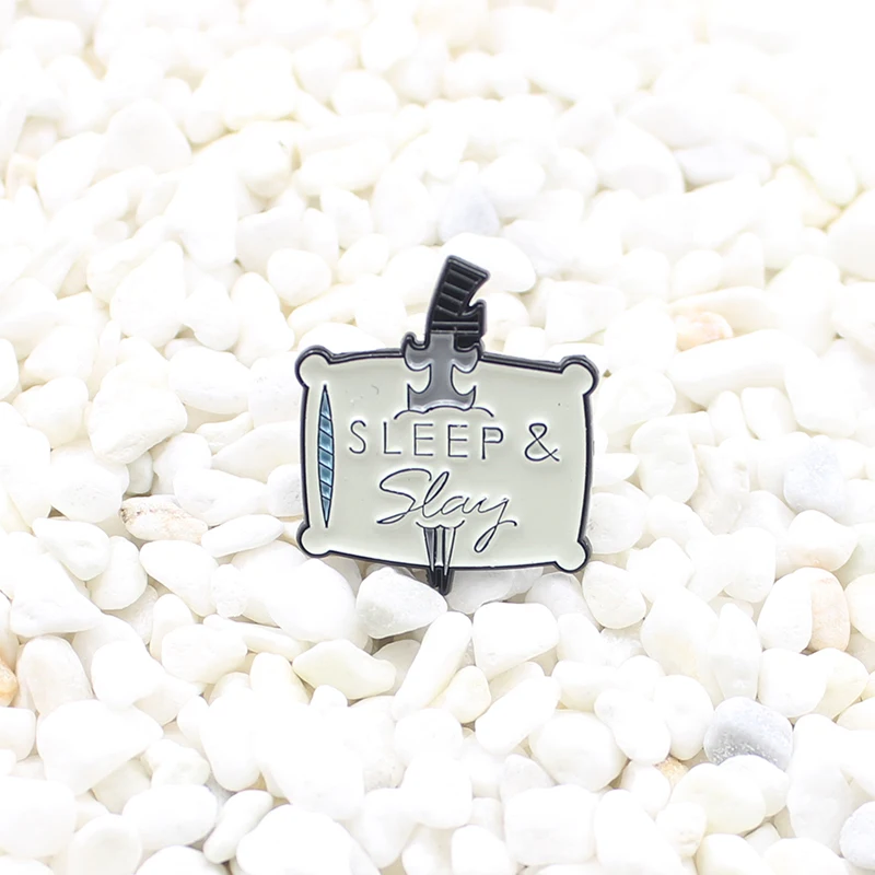 Металлическая эмалированная брошь в виде симпатичной мультяшной подушки меч