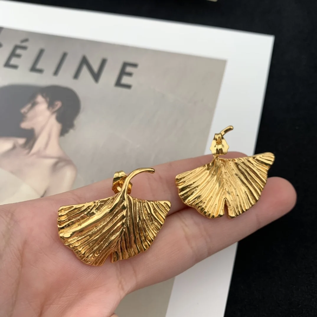 

European and American Fashion Cool Gold New Maple Leaf Earrings