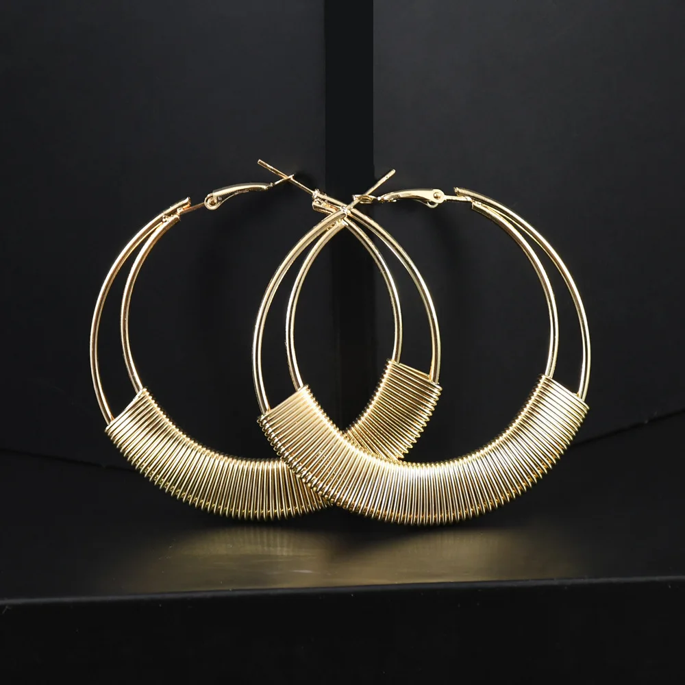 Женские сережки с полым геометрическим узором простые золотистого/серебристого