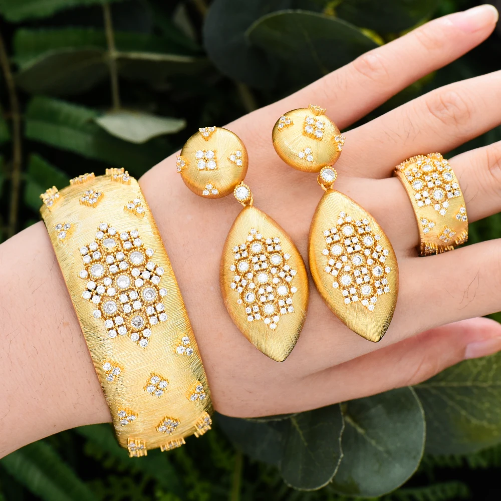 

Комплект из колье, браслета и сережек, с фианитом