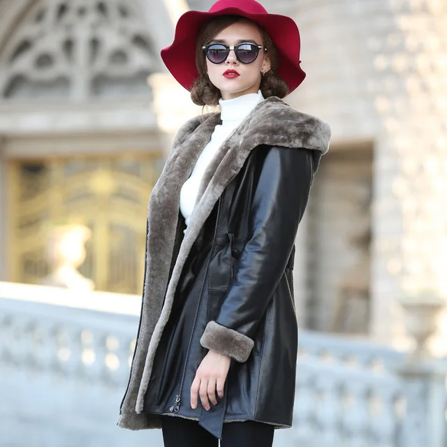 Женская куртка из натуральной кожи черная теплая приталенная овечьей с