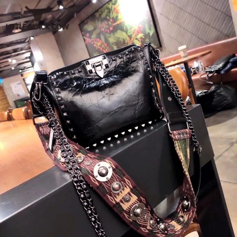 

Дизайнерская Маленькая женская сумка с заклепками из натуральной воловьей кожи, брендовые роскошные сумки через плечо с цепочкой, модный т...