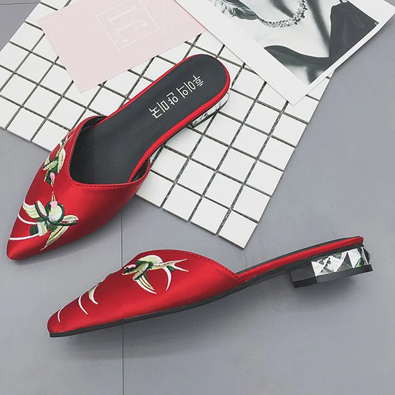 

Summer Shoes Woman 2020 New Mules Ladies Slippers Fabric Embroidery Women Pointed Toe Flat Outdoor Slippers Women Shoes