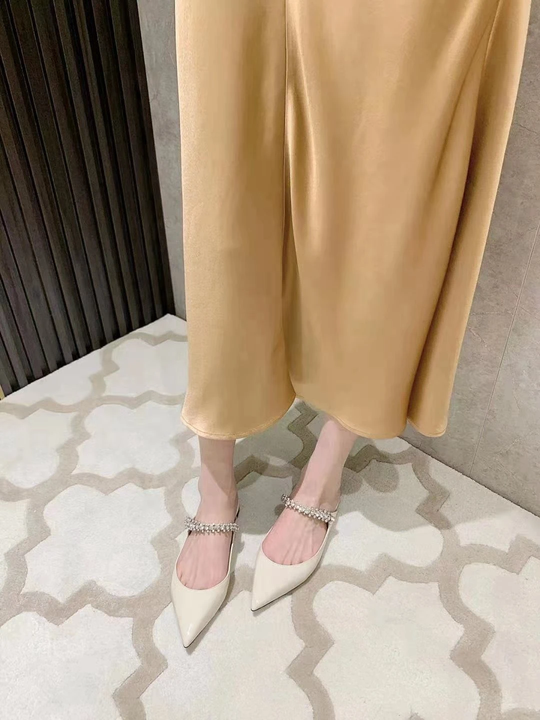 

Hot Summer Ladies Rhinestone Crystal Pointed Water Drill Luxury Shoes Leather Female Half Drag Flat For Outside Without Heels